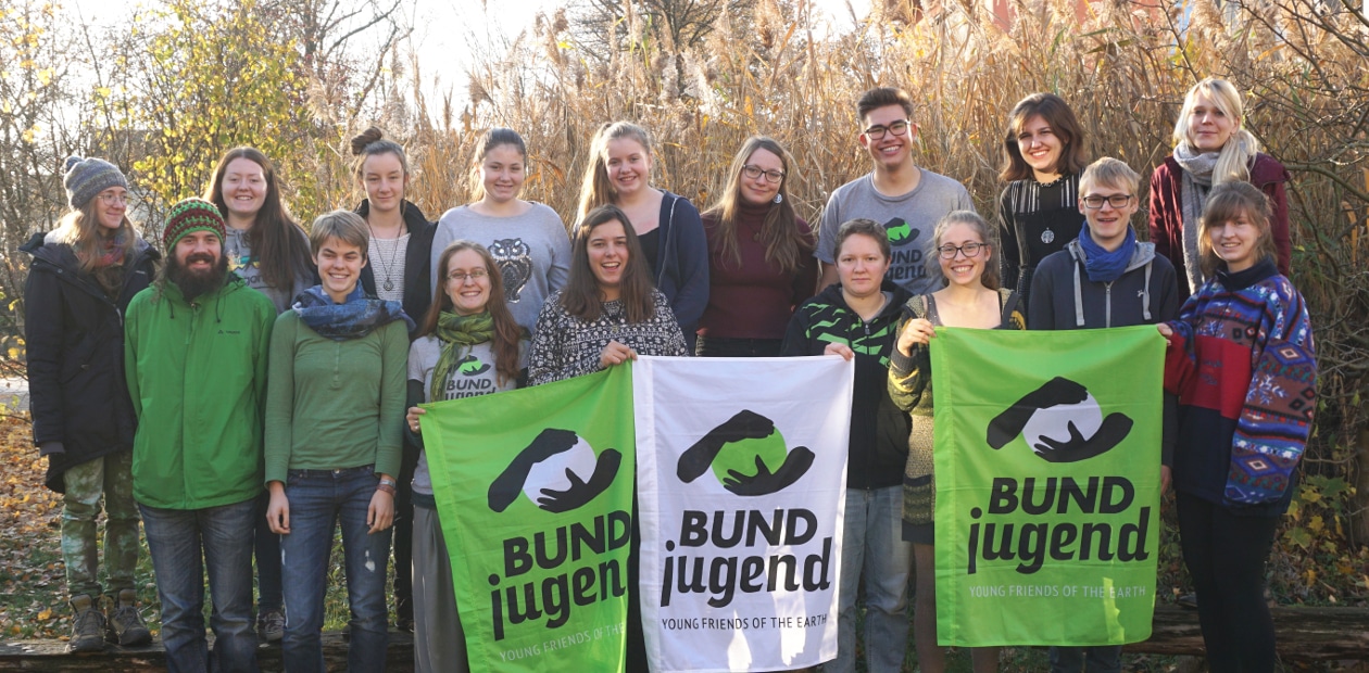 Gruppe hält BUNDjugend-Banner im Freien.