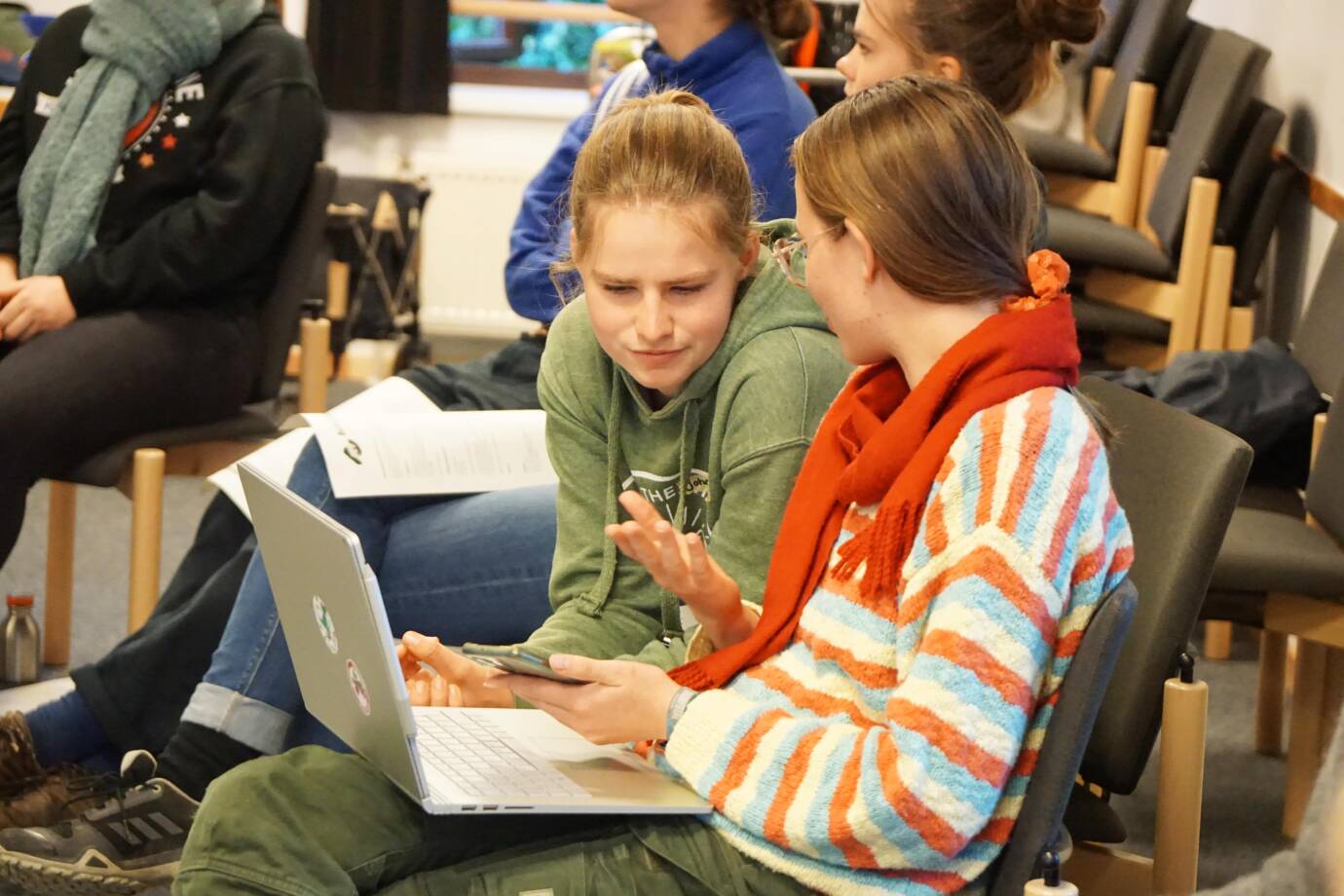 Zwei Personen diskutieren mit Laptop
