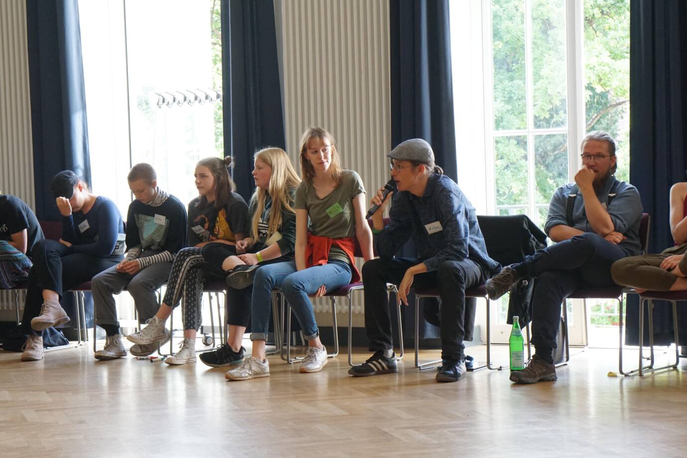 Gruppe von Menschen sitzt in einem Raum.
