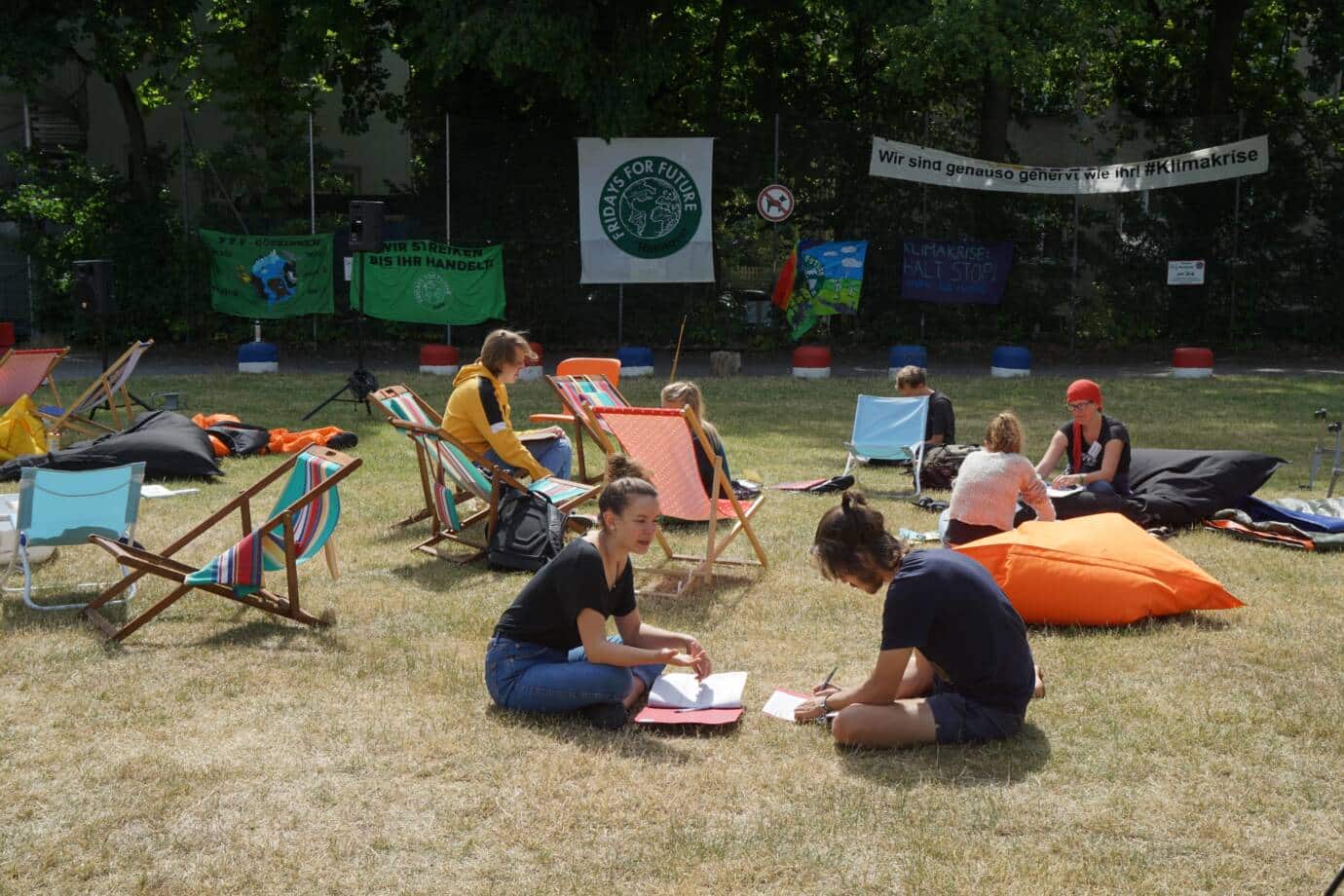 Outdoor-Treffen mit Menschen und Bannern
