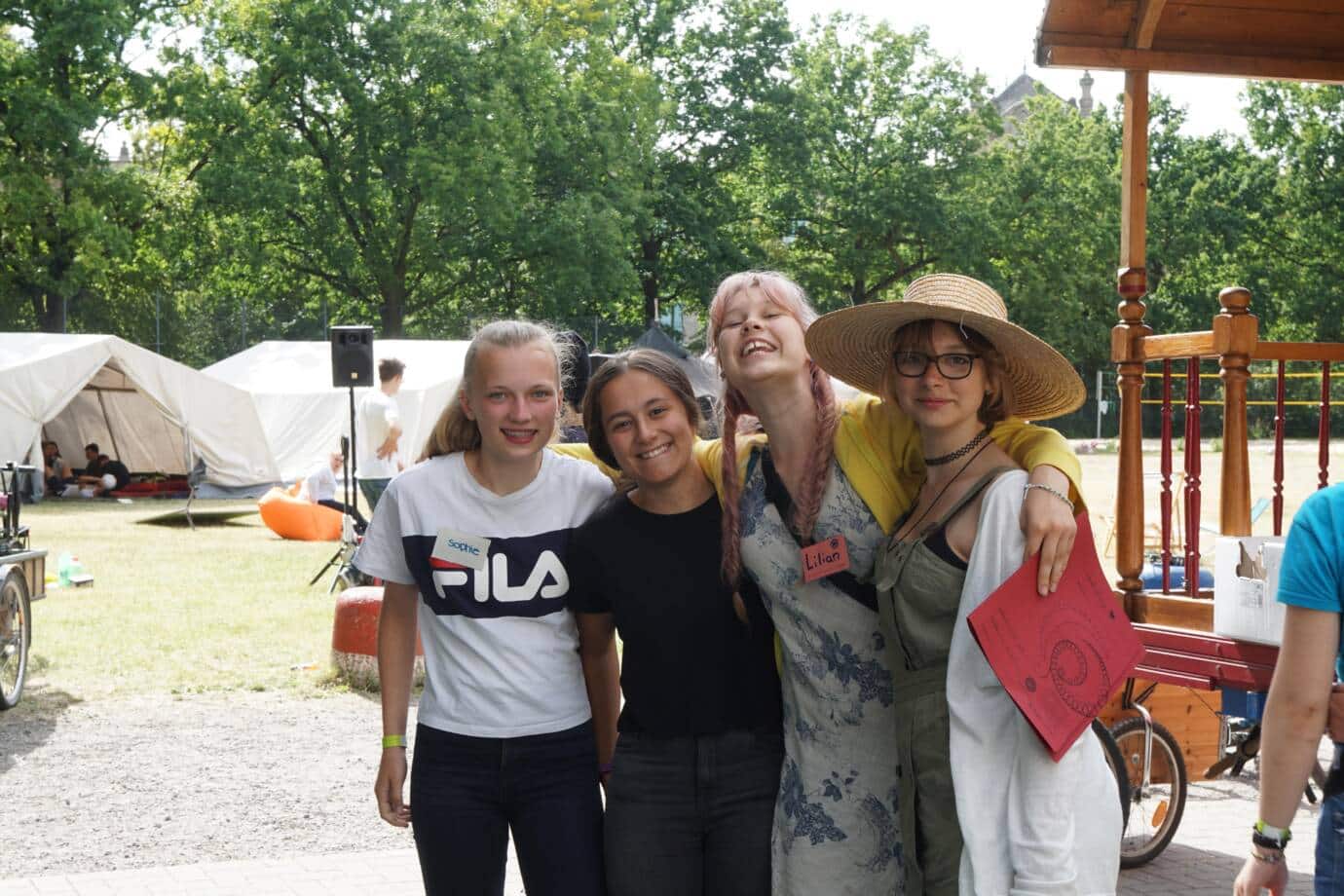 Junge Frauen lachen auf einem Sommercamp.