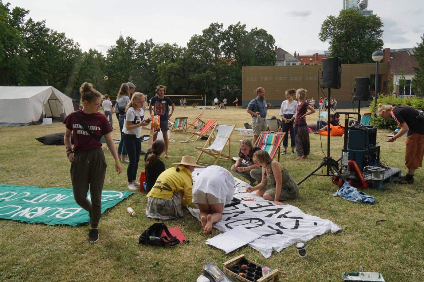Menschen gestalten Banner im Park