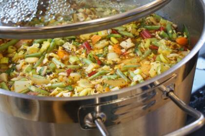 Gemüsesuppe in einem großen Kochtopf