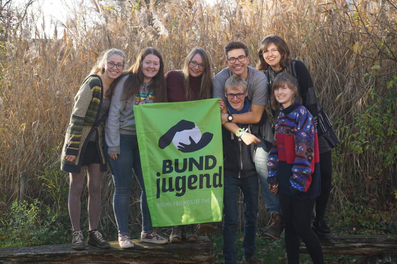 Gruppe junger Menschen mit BUNDjugend-Banner
