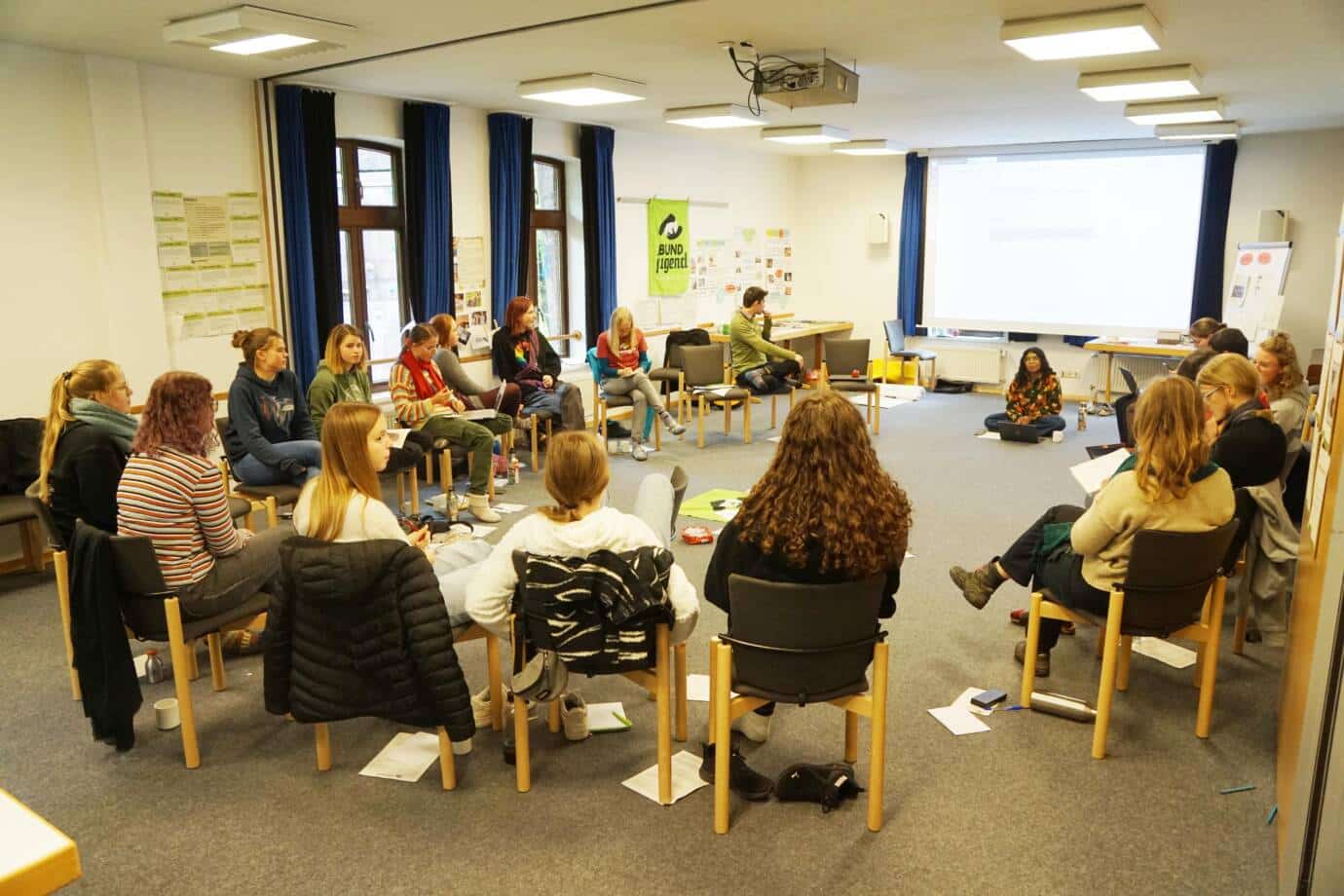 Gruppe beim Workshop in einem Konferenzraum.