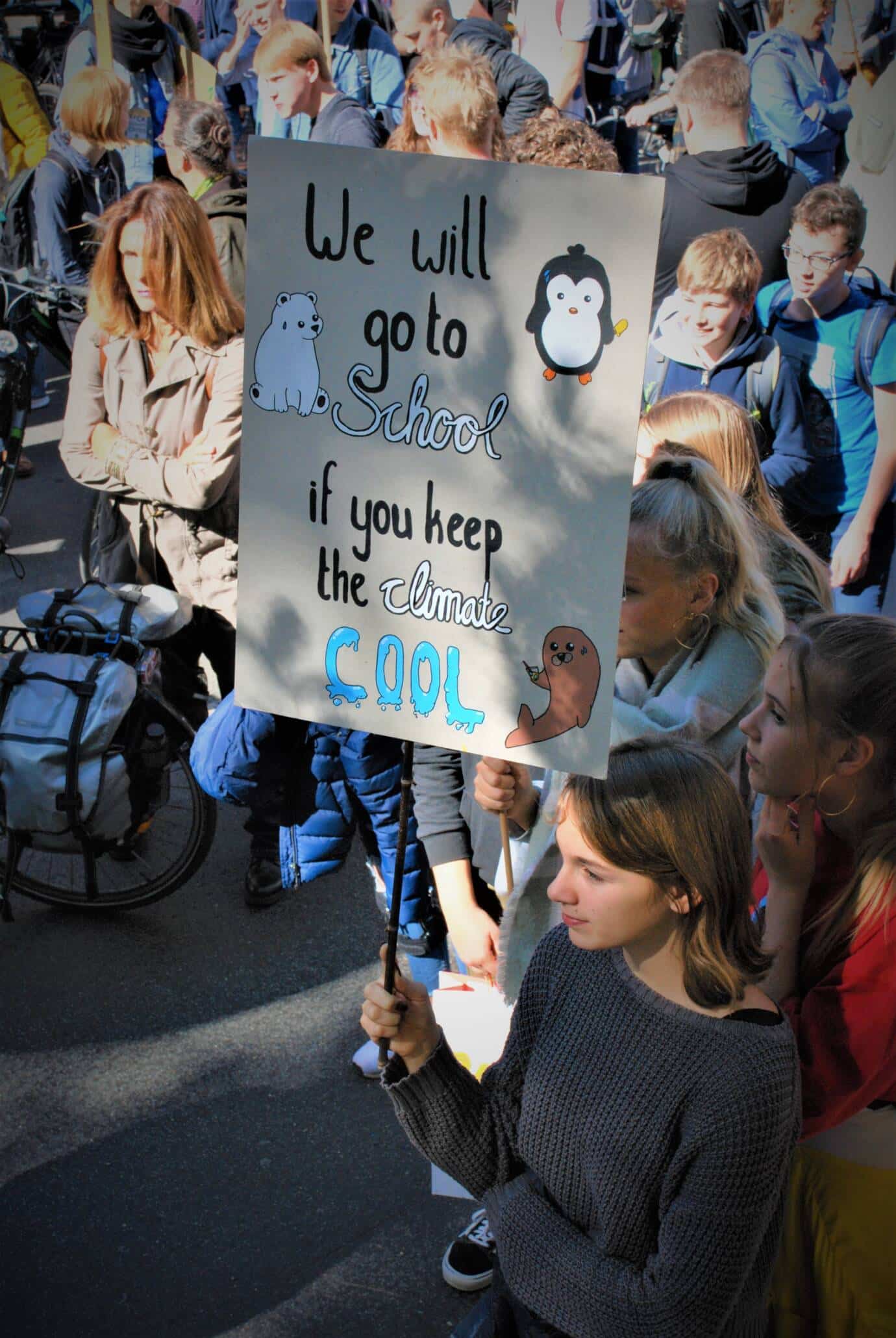 Klimaprotest mit kreativem Plakat