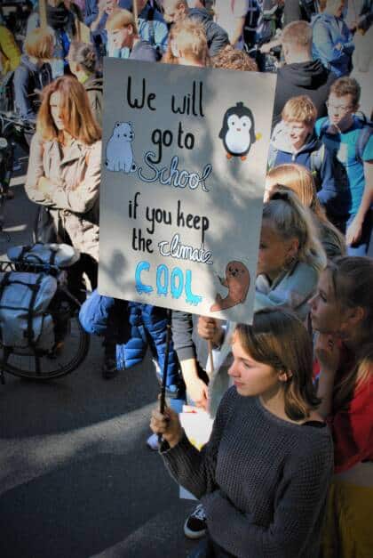 Klimaprotest mit kreativem Plakat