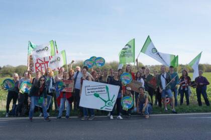 Menschen demonstrieren für Klimaschutz mit Bannern und Schildern.