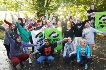 Gruppe von jungen Umweltschützern mit BUND-Bannern