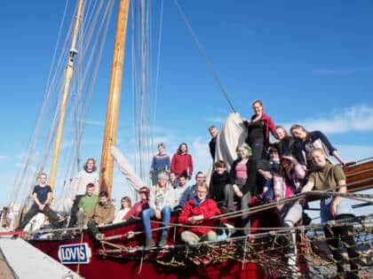 Gruppe junger Menschen auf einem Segelboot