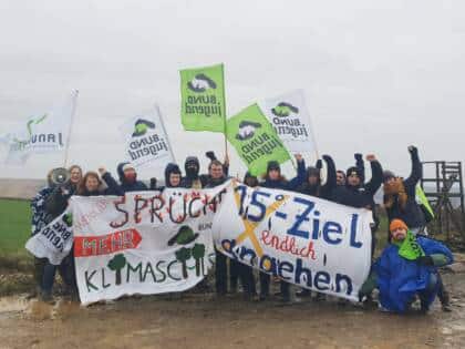 Protestierende mit Bannern für Klimaschutz.