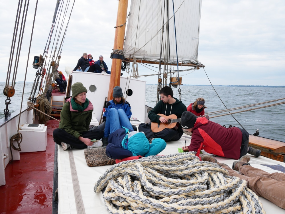 Menschen entspannen auf einem Segelboot auf dem Meer.