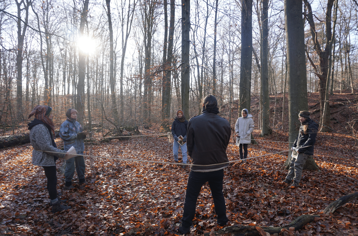 Teamer*innen testen das Lebensraum-Spiel im Wald