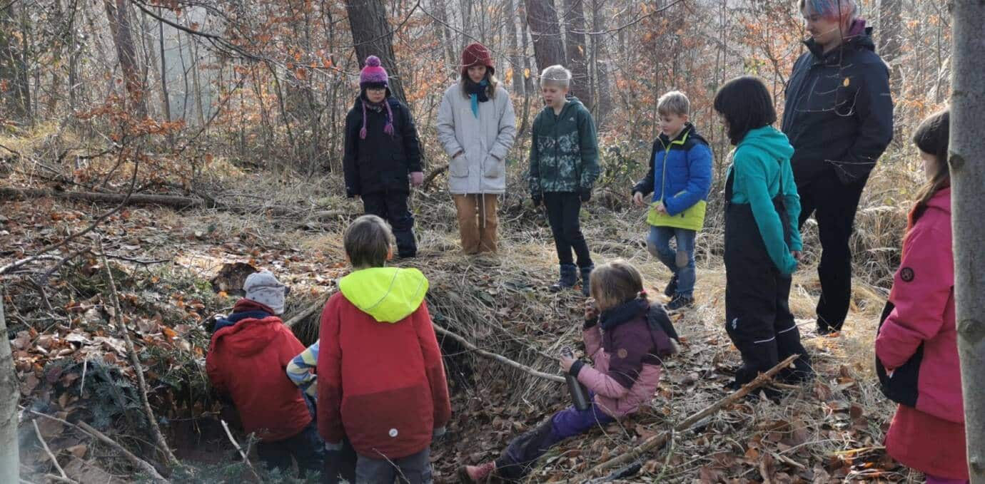 Kinder spielen im herbstlichen Wald