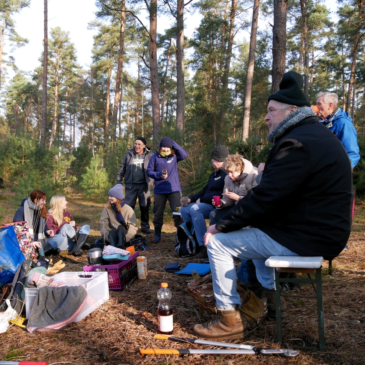 Gruppe in Wald beim Picknick
