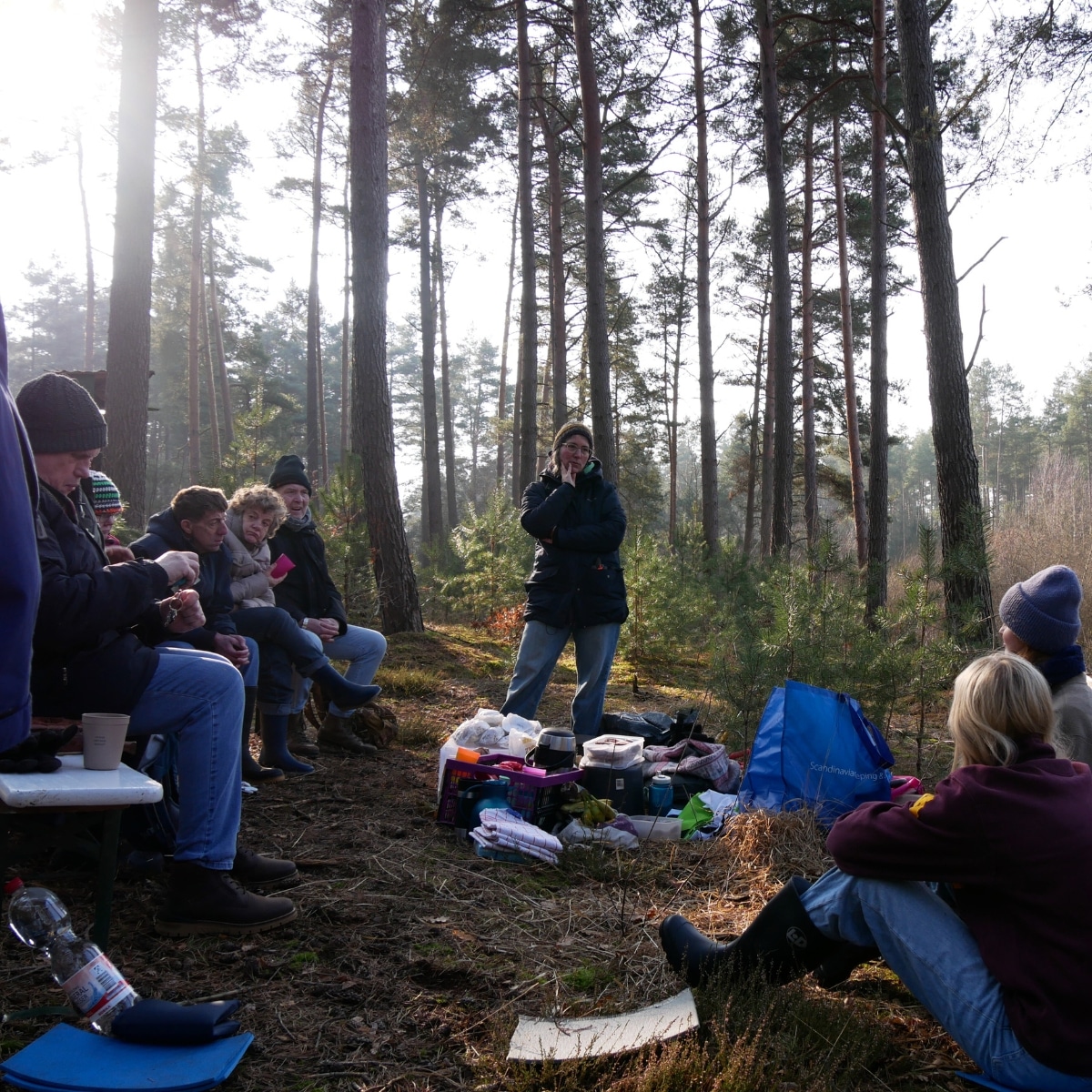 Personengruppe beim Picknick im Wald