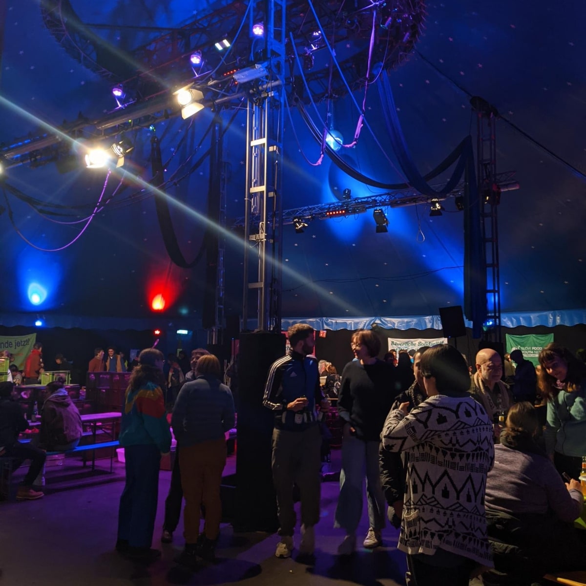 Menschen im beleuchteten Festzelt