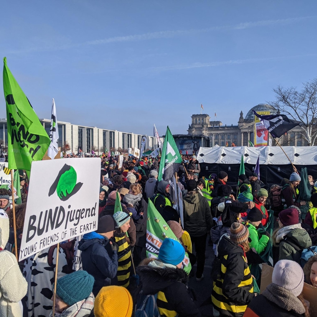 Protest vor dem Reichstagsgebäude, Menschen mit Bannern.