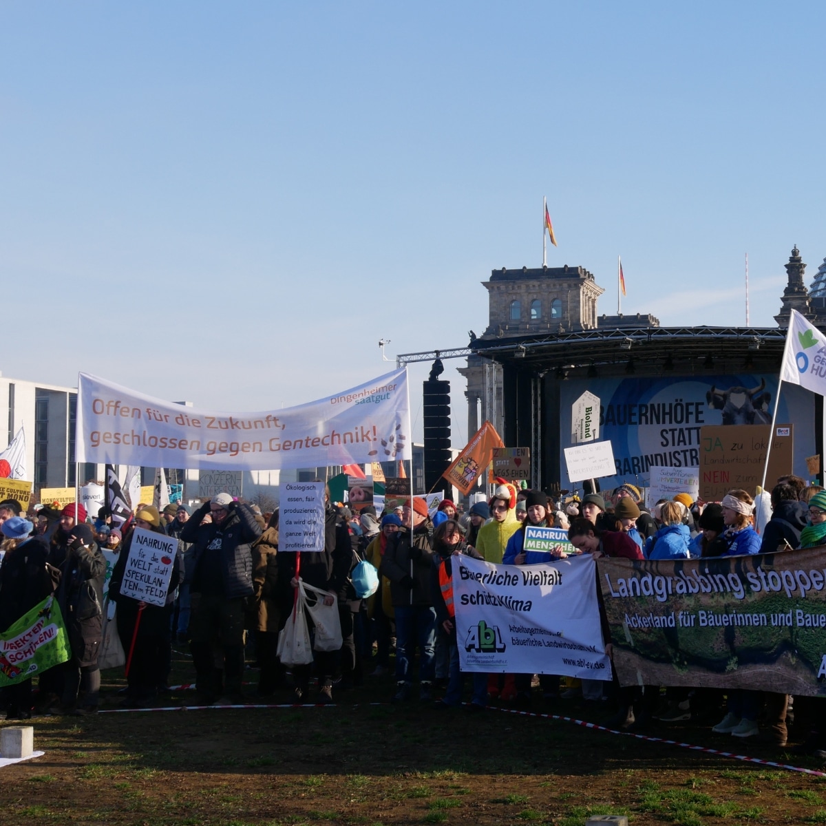 Menschen demonstrieren gegen Gentechnik vor dem Reichstagsgebäude.