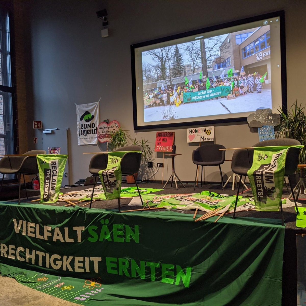 Bühne mit Bannern und Protestplakaten, Konferenzraum