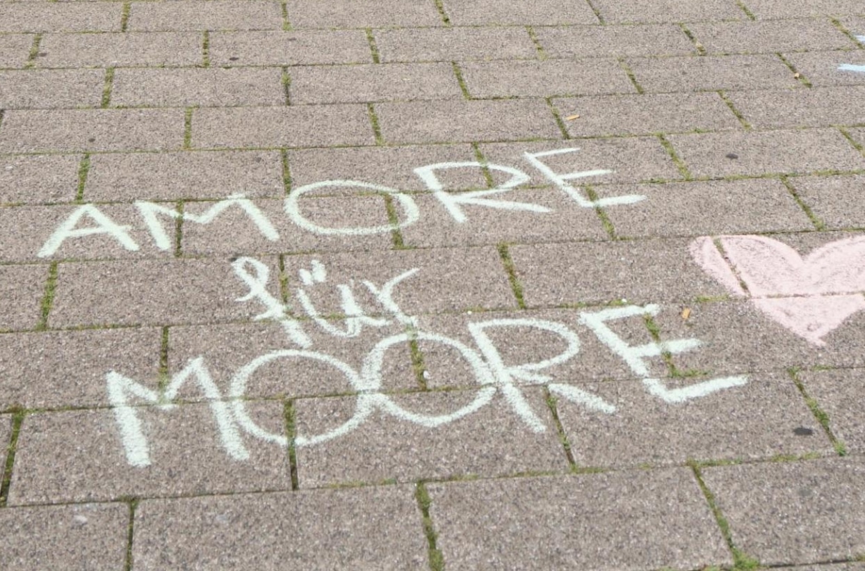 Kreidezeichnung: Amore für Moore auf Gehweg