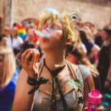 Person bläst Seifenblasen auf Festival