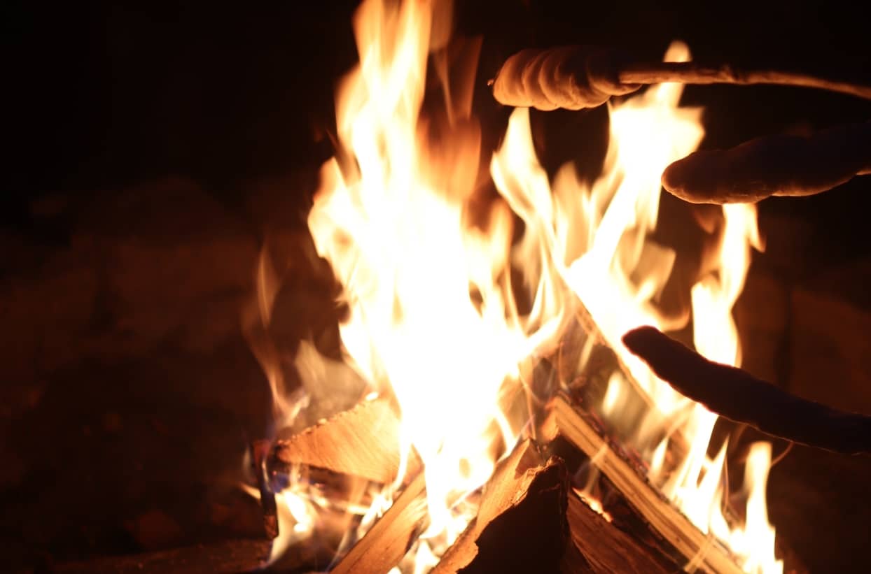 Stockbrot am Lagerfeuer backen