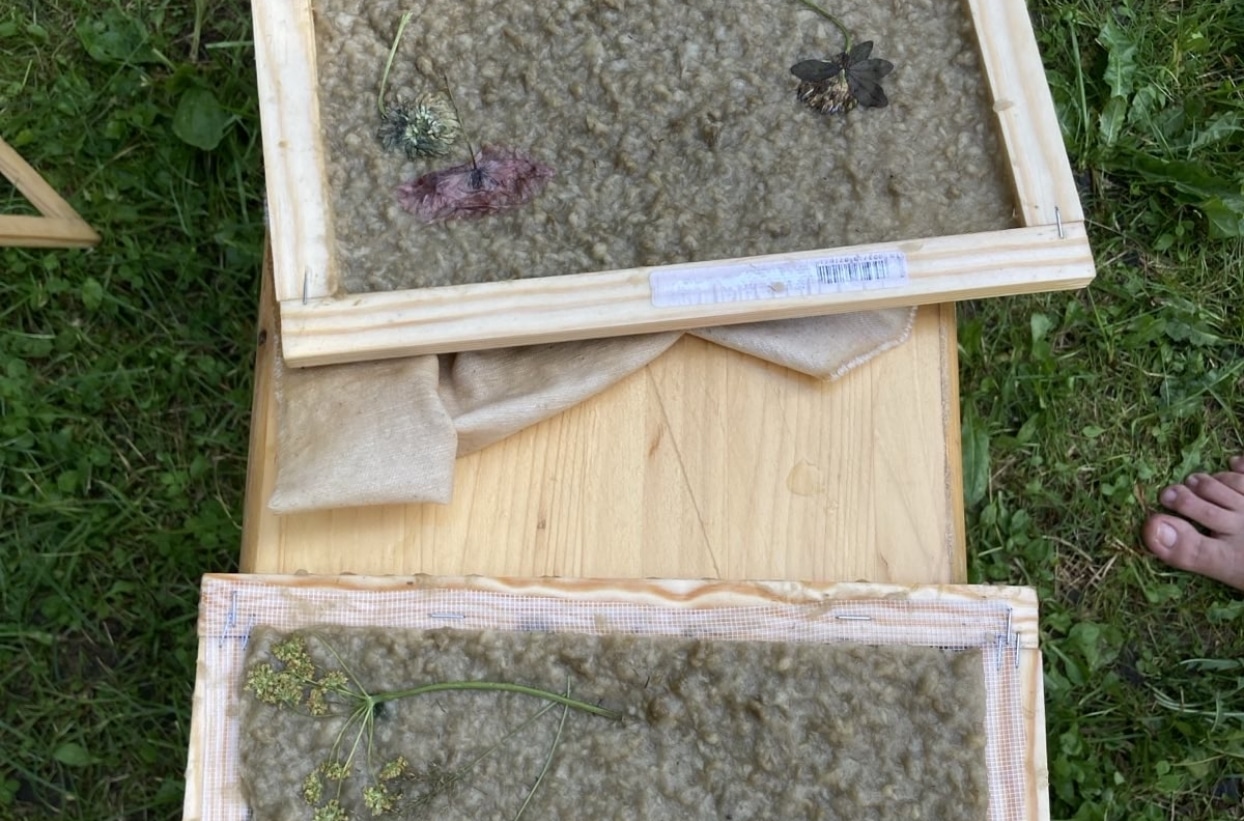 Handgeschöpftes Papier mit Blüten in Holzrahmen
