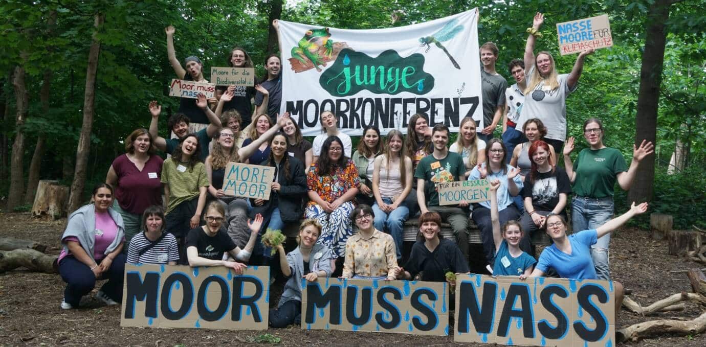 Gruppe bei Moorschutz-Event im Wald.