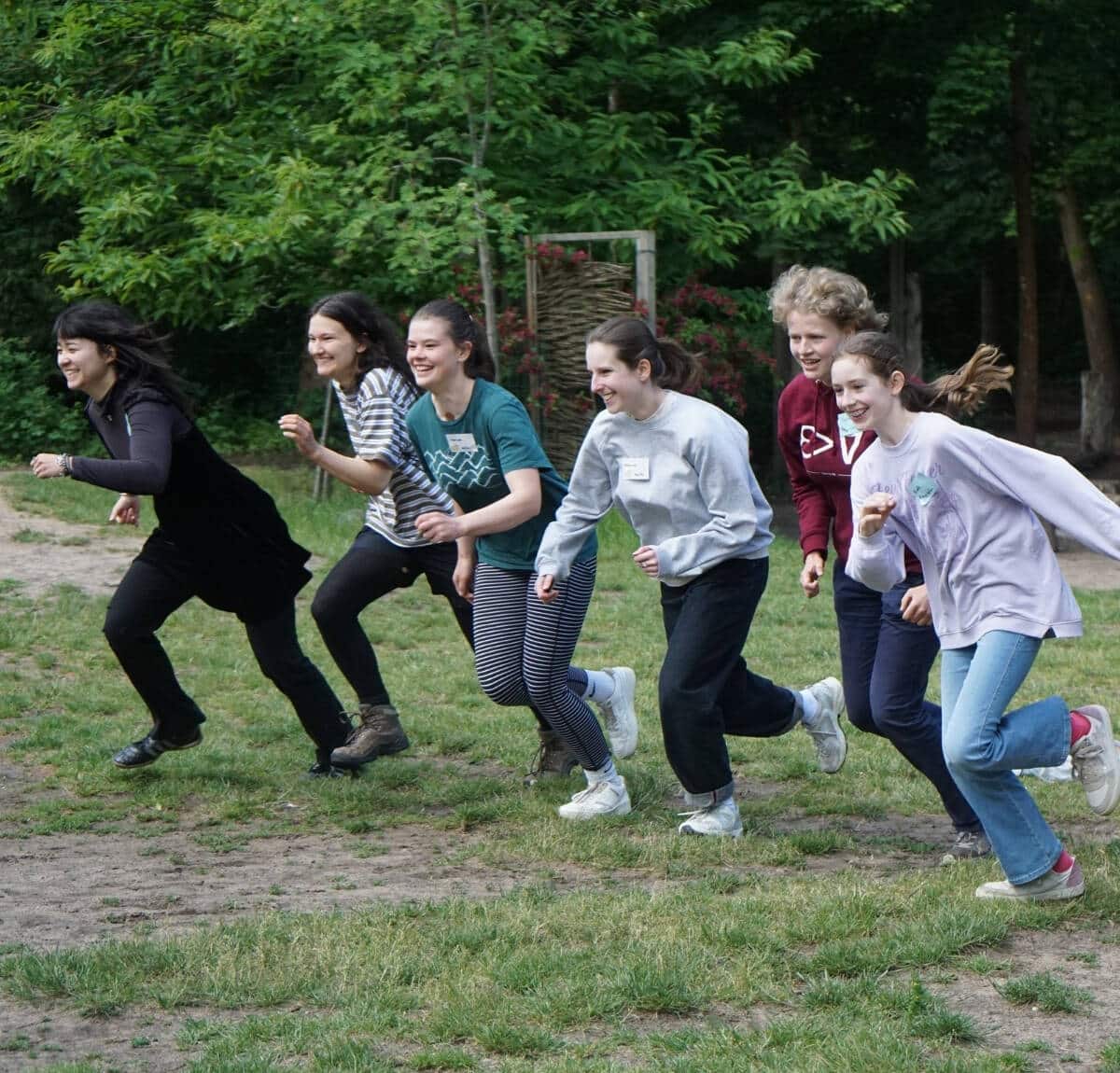 Menschen rennen im Park