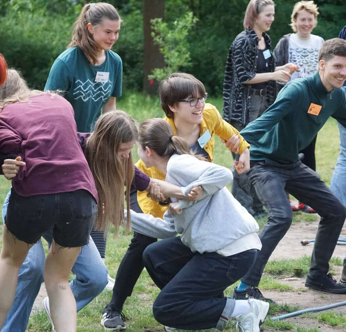 Gruppe von Leuten spielt im Freien