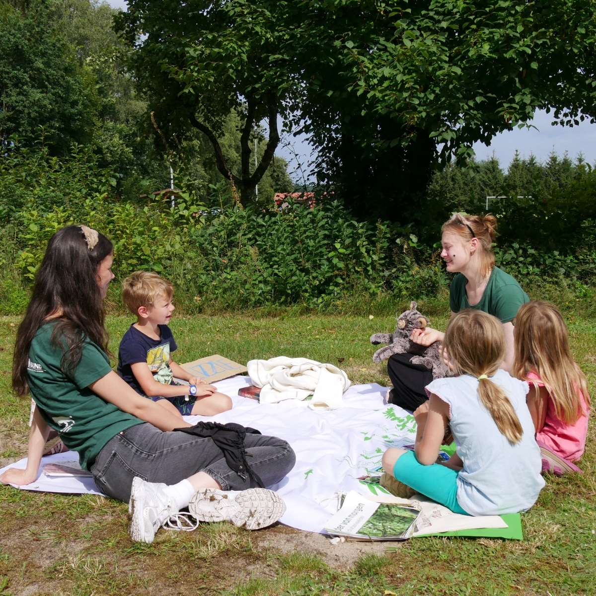 Gruppe bei einem Picknick im Park