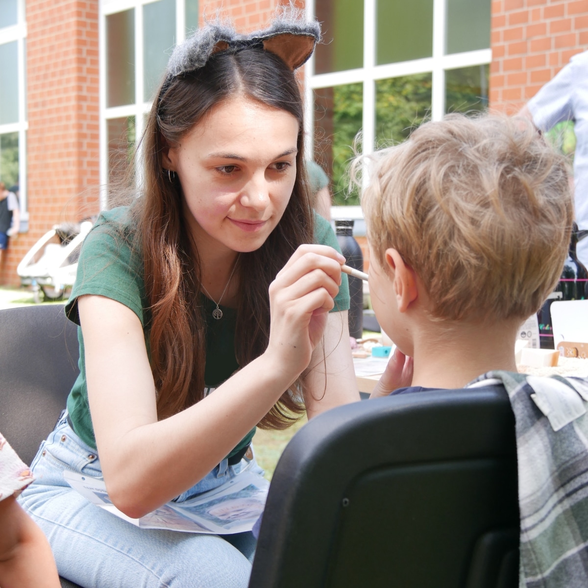 Gesichtsbemalung auf Outdoor-Veranstaltung für Kinder