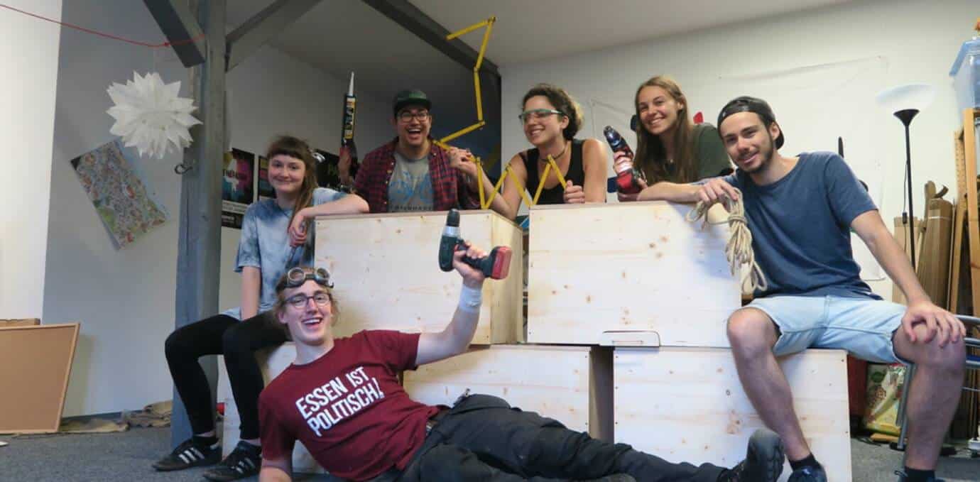 Gruppe junger Leute beim Heimwerken mit Werkzeugen.