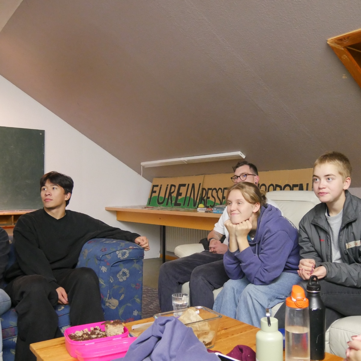 Gruppe junger Menschen in einem Zimmer