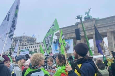 Demonstration vor dem Brandenburger Tor, grüne Flaggen.