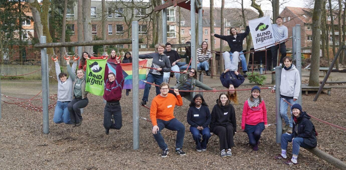 Gruppe von Jugendlichen auf einem Spielplatz