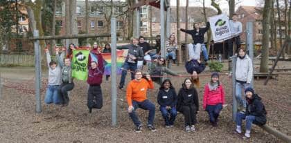 Gruppe von Jugendlichen auf einem Spielplatz