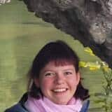 Lächelnde Person in Winterkleidung